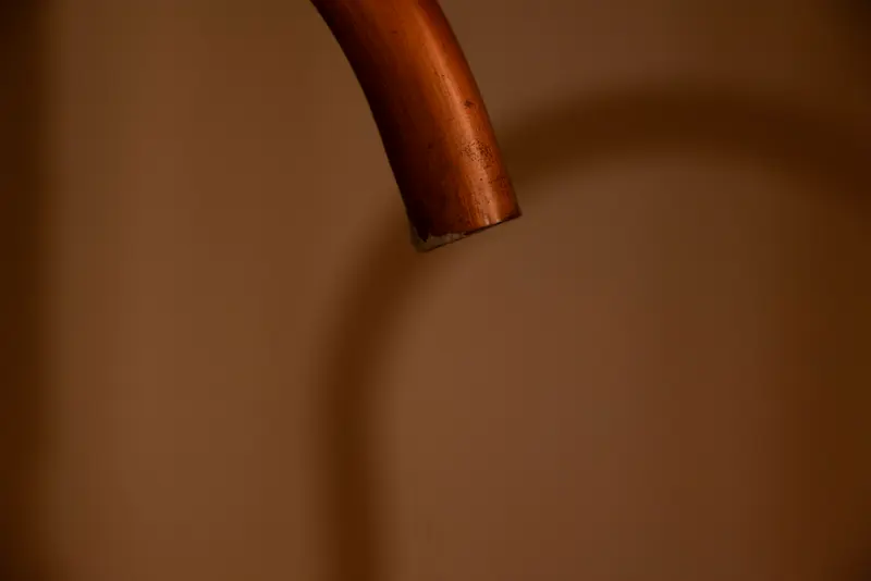Kupferrohr-Detail mit weichem Schattenwurf